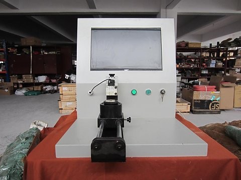 角度檢測儀 本機采用微電腦控制，方法簡便，實用性高。  1、可以檢測鋸片前后角度。  2、可放大觀察焊接質量。  3、基體開齒角度檢測與毛刺大小觀察。  4、檢測鋸片外徑齒高。  5、通過放大檢測焊接后刀頭有無裂痕。 是鋸片生產質量檢測的好幫手。